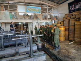 تأکید بر نقش موم بهعنوان نهاده اصلی و منبع درآمد زنبورداران