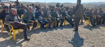 عملیات &quot; کیل گیری&quot; گندم در راستای انتخاب بهره بردار نمونه با تشریح نکات فنی و توضیحات مبسوط منوچهر دست فال، پژوهشگر محقق مروج ارشد و محقق غلات ایستگاه تحقیقات کشاورزی و منابع طبیعی داراب