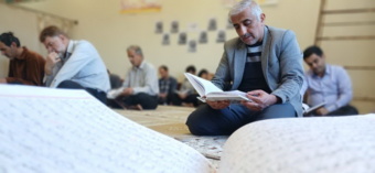 برگزاری محفل انس با قرآن کریم همراه با بیان نکات تفسیری و مفاهیم قرآنی در مرکز تحقیقات همدان