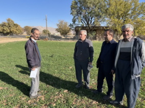 بازدید میدانی ریاست مرکز و معاون برنامه‌ریزی و پشتیبانی از مرحله کشت گندم پرورشی یک در ایستگاه تحقیقاتی لک لک اسدآباد