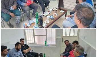 نشست صمیمانه رئیس مرکز تحقیقات و آموزش کشاورزی و منابع طبیعی خوزستان با کارگران روزمزد مزرعه
