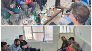 نشست صمیمانه رئیس مرکز تحقیقات و آموزش کشاورزی و منابع طبیعی خوزستان با کارگران روزمزد مزرعه
