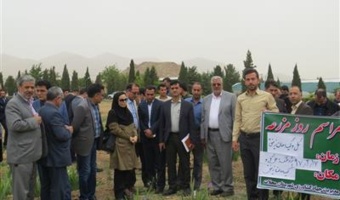 برگزاری روز مزرعه با حضور مدیران ترویج استان مرکزی در پژوهشکده ملی گل و گیاهان زینتی