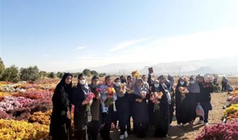 بازدید دانش‌آموزان دبیرستان دخترانه شاهد شهرستان محلات از نمایشگاه گل‌های داودی پژوهشکده گل و گیاهان زینتی