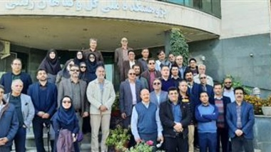 بازدید مدیرکل سازمان پارک‌های اصفهان از نمایشگاه گل‌های داودی پژوهشکده گل و گیاهان زینتی و انعقاد قرارداد همکاری