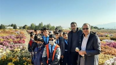 بازدید دانش‌آموزان مدرسه آل‌یاسین شهرستان محلات از نمایشگاه گل‌های داودی پژوهشکده گل و گیاهان زینتی
