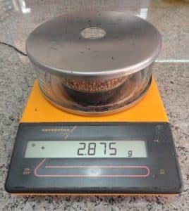 وزن کردن بذرها بوسیله ترازو با دقت سه رقم اعشار