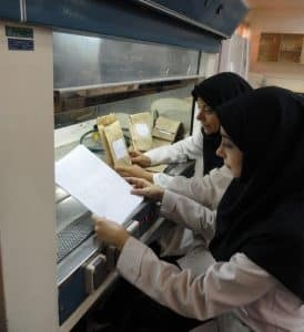 بیرون آوردن بذرها از بسته بندی و چک کردن فرمهای اطلاعات