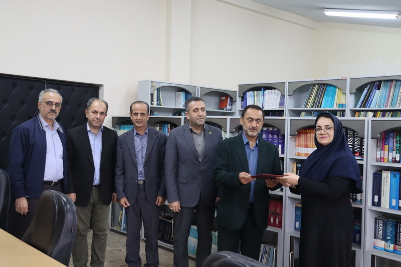 تقدیر از مسئول کتابخانه انستیتو تحقیقات بین المللی ماهیان خاویاری به مناسبت هفته کتاب، کتابخوانی و کتابدار