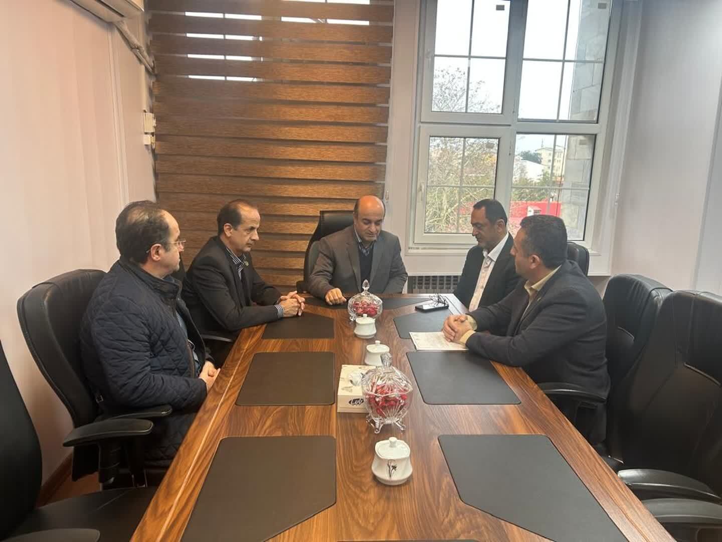 نشست صمیمانه رئیس انستیتو تحقیقات بین المللی ماهیان خاویار با مدیرکل شیلات استان گیلان