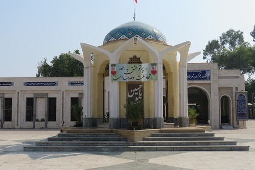 همزمان با هفته دولت غبارروبی و عطرافشانی گلزار شهدای بوشهر