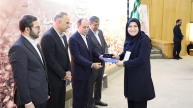 تقدیر از عضو هیئت‌علمی مؤسسه تحقیقات اصلاح و تهیه نهال و بذر در آیین ملی آغاز سال زراعی جدید