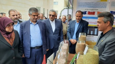 بازدید سخنگوی دولت و استاندار مرکزی از غرفه مرکز