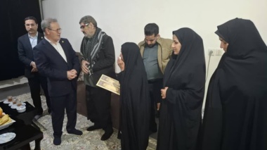دیدار معاون وزیر و رئیس سازمان تات و هیئت همراه با خانواده شهید