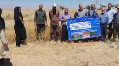 دوره آموزشی ترویجی مدیریت برداشت مکانیزه کاملینا در روستای گاوخانه اراک