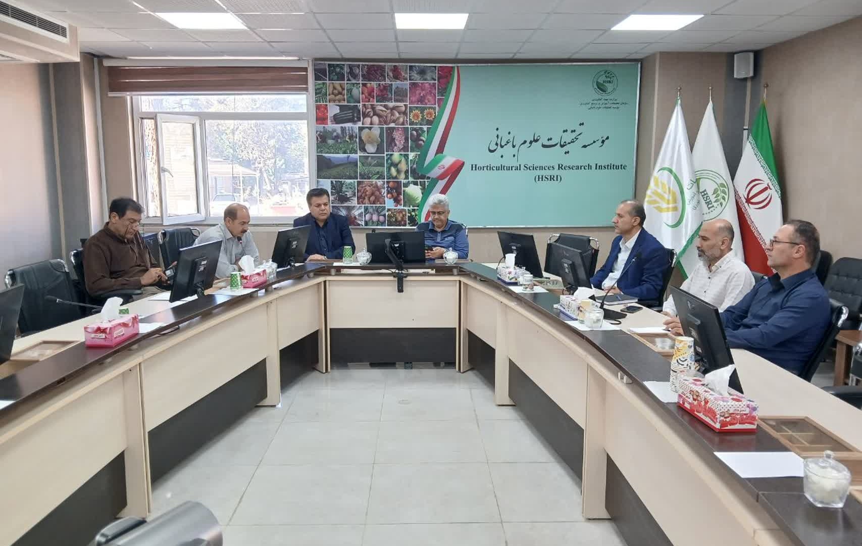 جلسه هماهنگی برای اقدامات هفته پدافند غیرعامل در مؤسسه تحقیقات علوم باغبانی