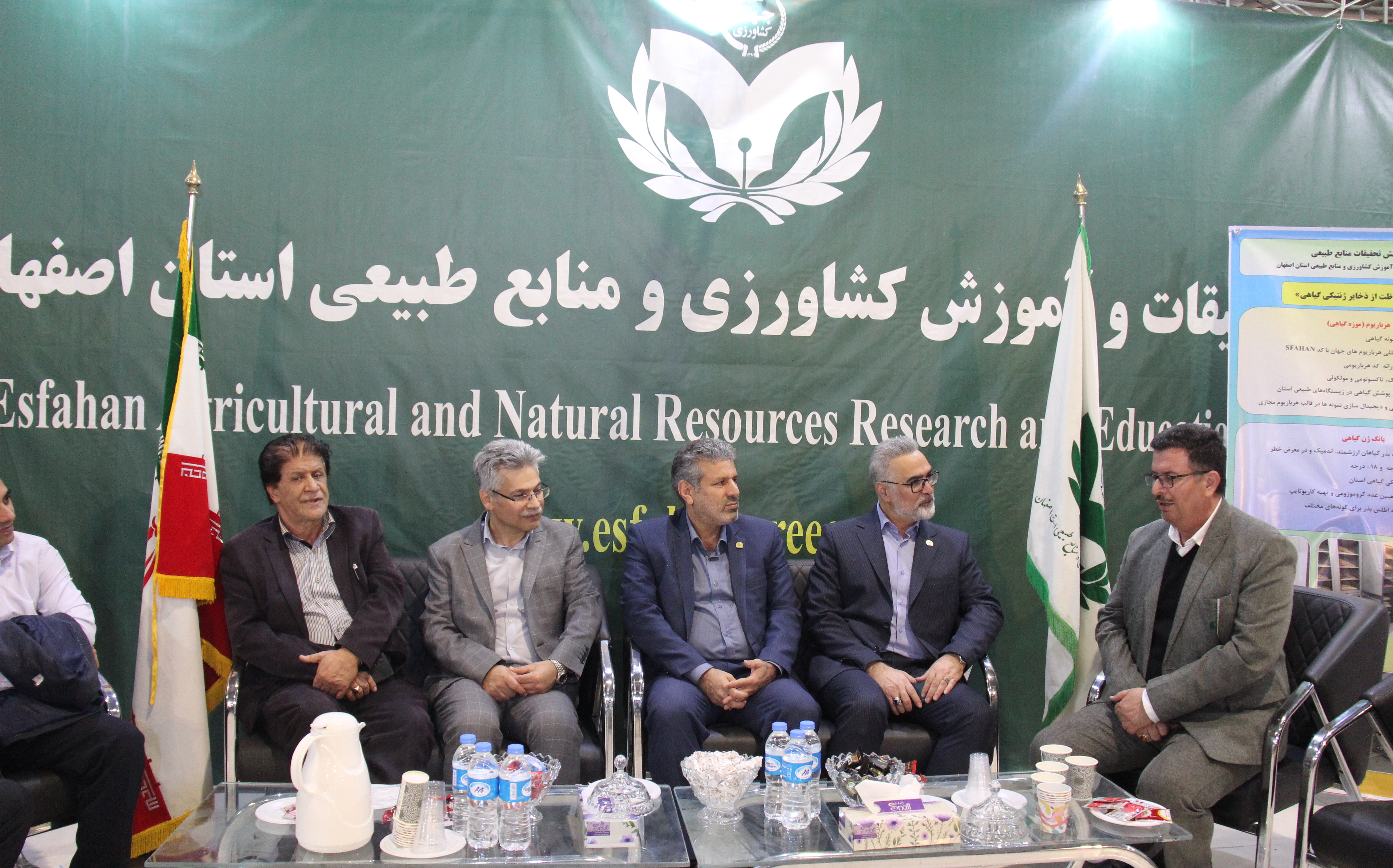 غرفه مرکز تحقیقات کشاورزی و منابع طبیعی اصفهان در نمایشگاه تخصصی کشاورزی اصفهان