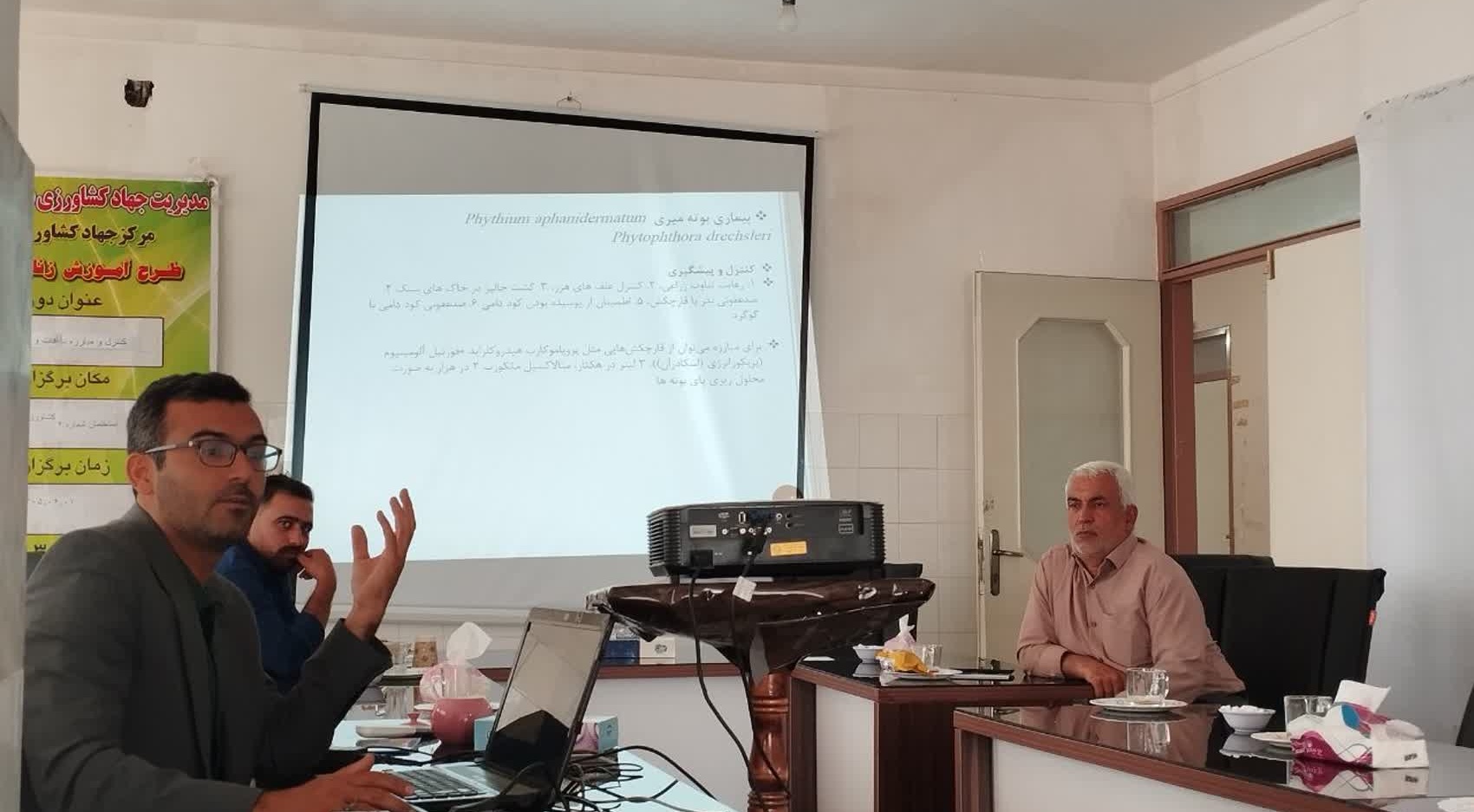 برگزاری دوره آموزشی کنترل آفات و بیماریهای گلخانهای در شاهرود همزمان با هفته دولت