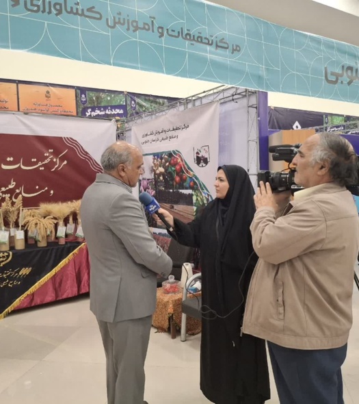 نمایشگاه هفته پژوهش با شعار « فردا از شرق بر می خیزد»