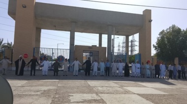 حضور کارکنان مرکز تحقیقات و آموزش کشاورزی و منابع طبیعی بلوچستان در تشکیل زنجیره انسانی مردم شهرستان بمپور