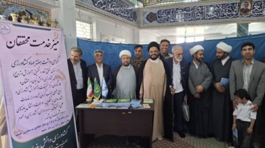 برپایی میز خدمت محققان مرکز تحقیقات و آموزش کشاورزی و منابع طبیعی جنوب کرمان همراه با نماز جمعه